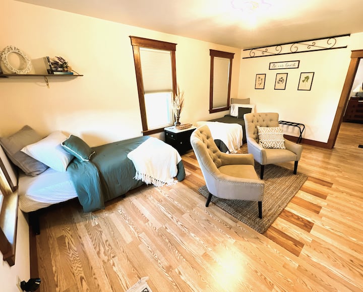 Спалня 4. Две близначки, кът за сядане, телевизор. Очарователна самостоятелна спалня с 2 отделни легла.  Чудесно е да се подготвите за събитие, спалня, семейно помещение и т.н.  През това помещение има пешеходна пътека до другите спални.