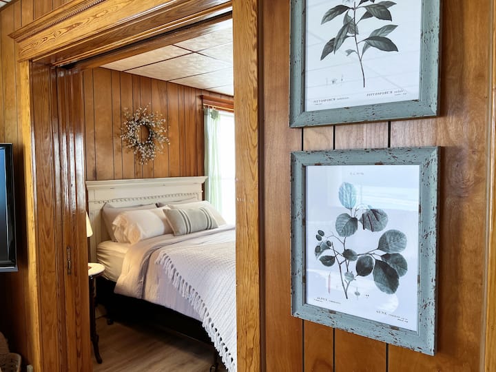 Спалня 1. Двойно легло, голям килер, спалня на основния етаж с директен достъп до баня на първия етаж. Красиви джобни врати, отворени към всекидневната.