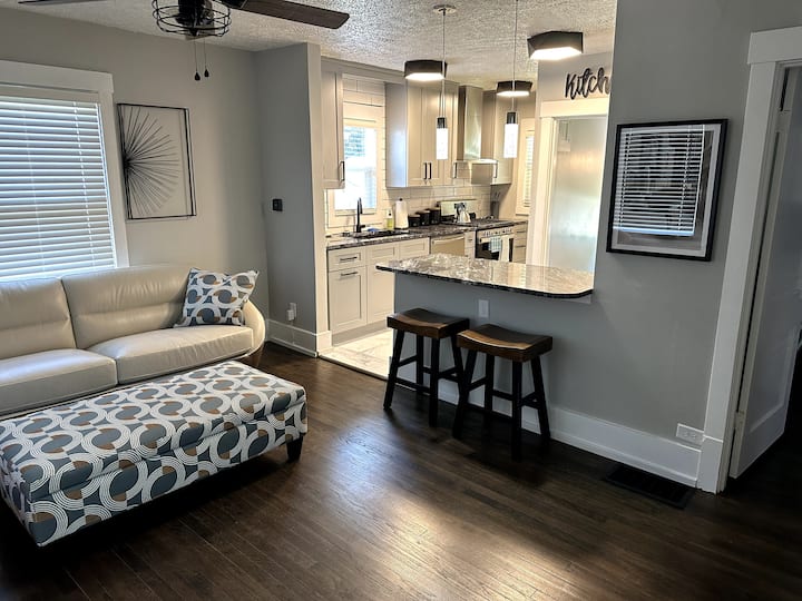 Cozy And Convenient Ostrich House. Walk To Zoo! - Omaha, NE