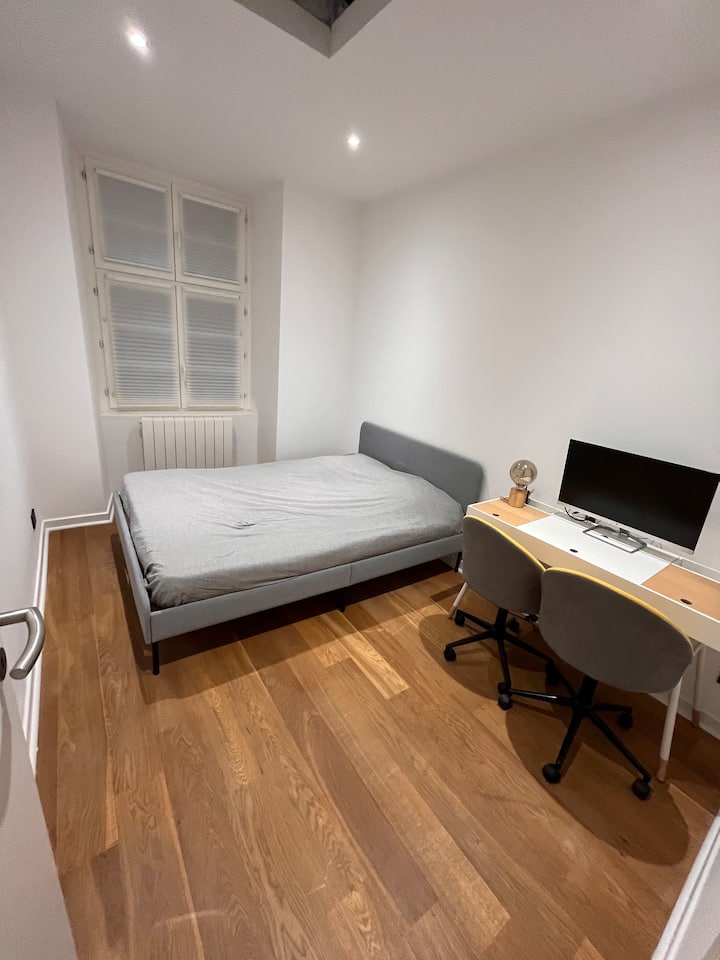 Спалня с легло 140x200 и работно пространство.