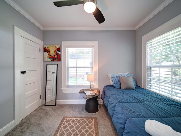 Seconda camera da letto comoda e pulita con letto a due piazze e TV Roku.