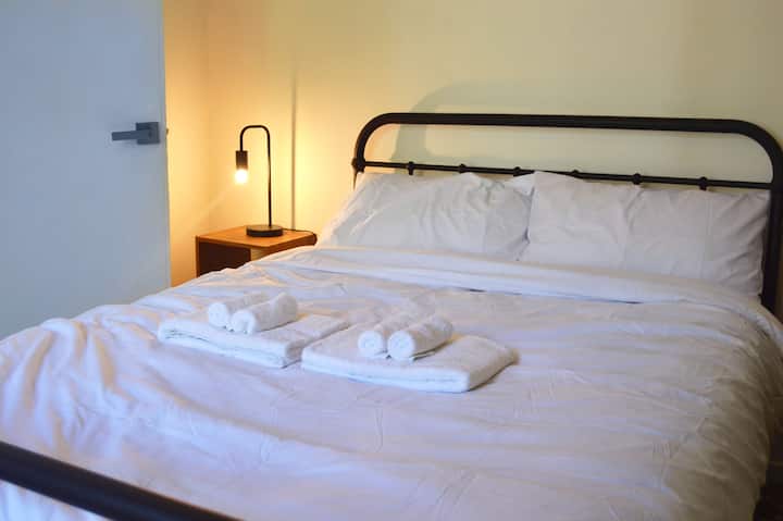 غرفة نوم مزدوجة مع مرتبة جيب ميموري فوم