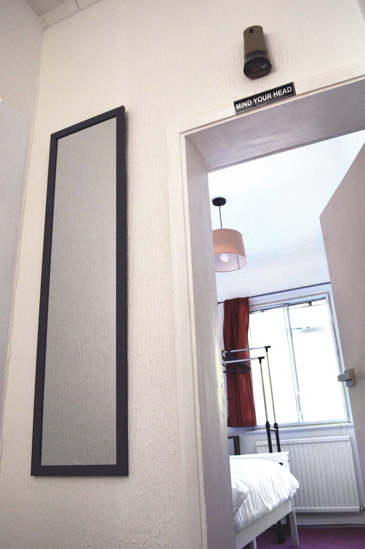 مدخل في الطابق العلوي مع مرآة كاملة الطول للجسم
يرجى مراعاة رأسك عند الدخول والخروج من غرفة النوم الفردية