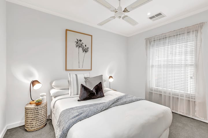 Втората спална соба е натопена со природна светлина и има удобен двоен кревет.
