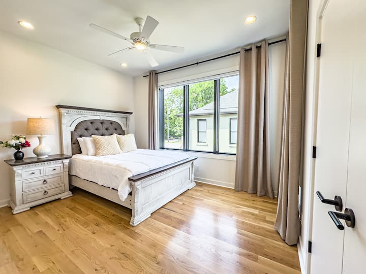 ห้องนอนแรกของคุณอยู่บนชั้น 2 มีเตียงควีนไซส์ตู้เสื้อผ้าขนาดใหญ่และห้องน้ำส่วนตัวเต็มรูปแบบพร้อมฝักบัว/อ่างอาบน้ำ ห้องเป็นม่านสีดำและม่านทึบแสงเพื่อการนอนหลับที่หรูหรา