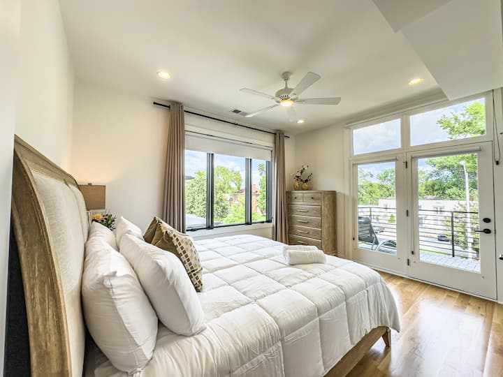 ห้องนอนที่ 2 ของคุณอยู่บนชั้น 2 เช่นกันมีเตียงคิงไซส์ตู้เสื้อผ้าแบบวอล์คอินระเบียงพร้อมที่นั่งและห้องน้ำส่วนตัวเต็มรูปแบบพร้อมอ่างอาบน้ำ/ฝักบัว ห้องเป็นม่านทึบแสงและผ้าม่านสำหรับการนอนหลับที่หรูหราระเบียงรอคุณอยู่!