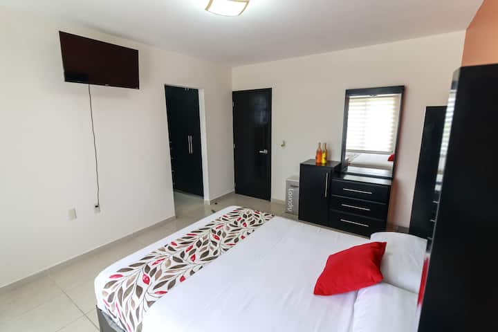 Მთავარი საძინებელი ორადგილიანი  საწოლით
Კარადა, შესასვლელი კარადა და აბაზანა-ტუალეტი 