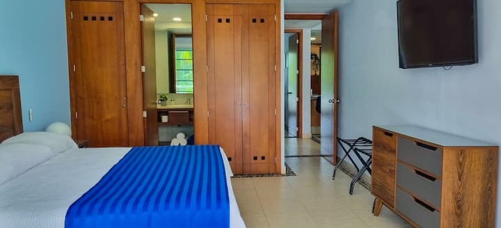 Მთავარი საძინებელი ცალკე სააბაზანოთი, კარადათი და ტელევიზორით Fire TV-ით, რომ დაუკავშირდეთ თქვენს საყვარელ სტრიმინგ-სერვისებს.