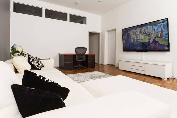 2000 sq ft Massive 4bd Union Square Apartment! gallery image 4