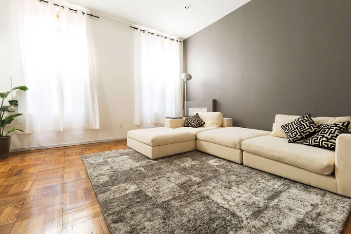 2000 sq ft Massive 4bd Union Square Apartment! gallery image 2