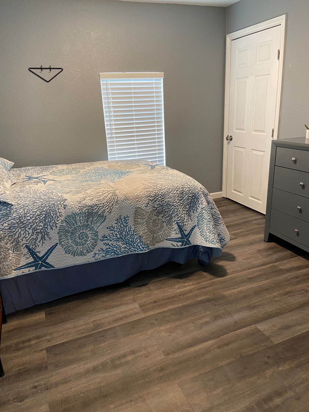 Táto pohodlná manželská posteľ sa nachádza v prednej izbe s vlastným televízorom. Na komode sú sviečky, ak chcete mäkké svetlo na spanie. 