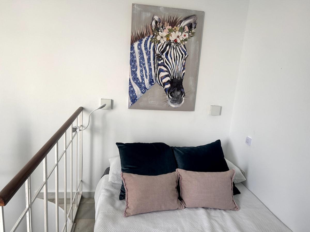 En la planta alta encontramos nuestro coqueto dormitorio, cama con cómodo y nuevo colchón, lampara de lectura, pequeño armario y salida a la terraza,