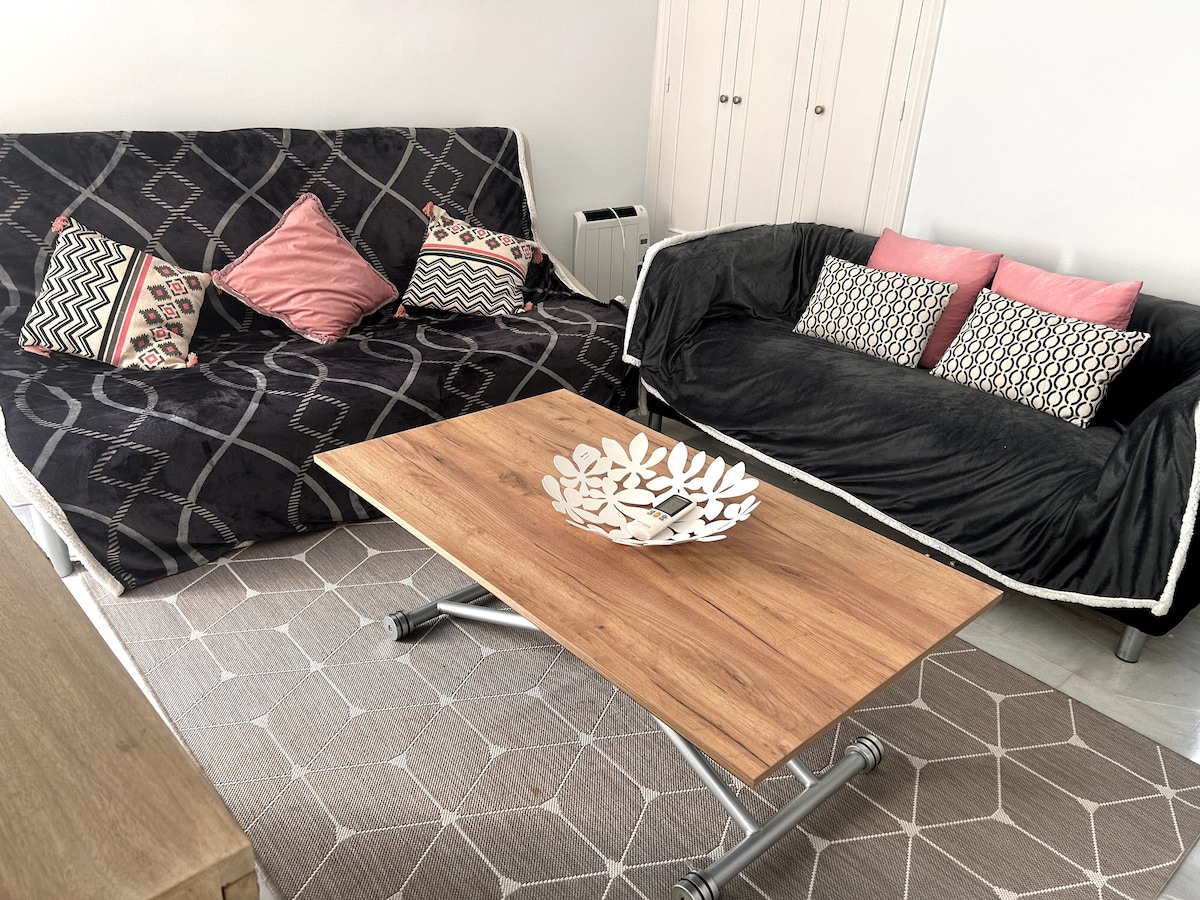 Nuestro salon dispone de un sofá cama para dos personas ¡y es supercómodo!