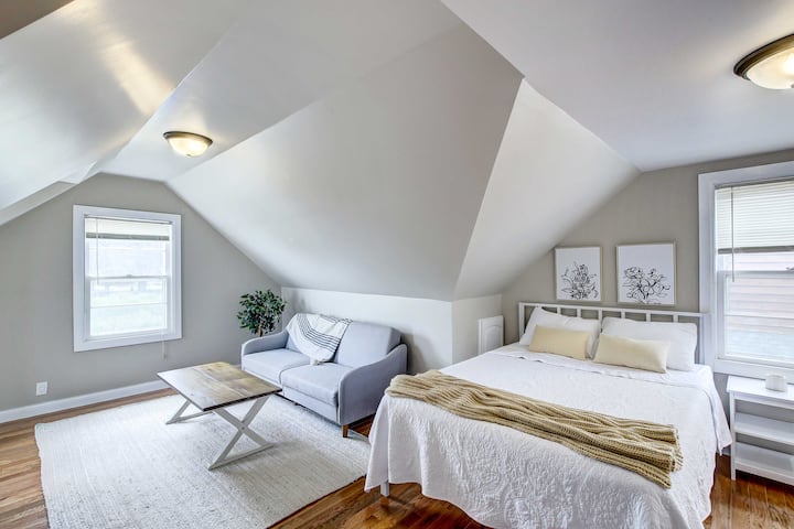 Dormitorio de 1 cama tamaño queen con sofá cama plegable.  Ubicado en el segundo piso.