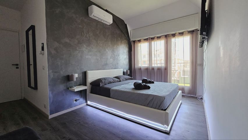 Penthouse Di Re -5 min. metro “Arco di Travertino” gallery image 4