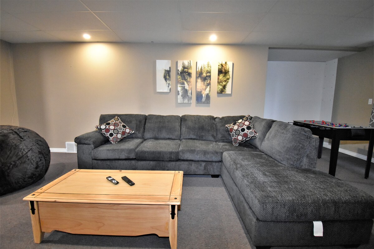 Chumba cha Familia cha ghorofa ya chini. Ina kochi lenye ukubwa kamili.