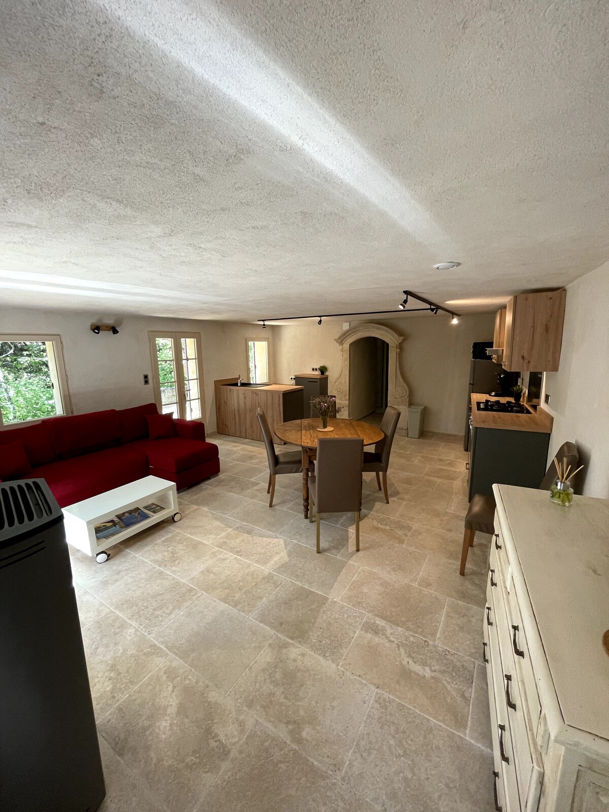 Sofá rojo convertible en la sala de estar