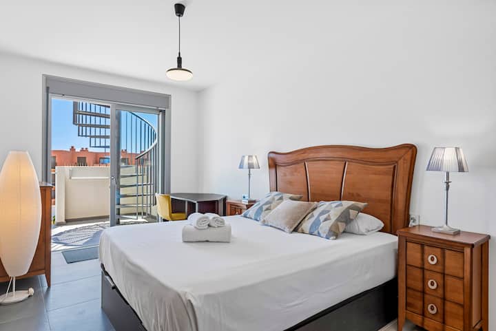 Dormitorio principal con acceso a la terraza, escritorio y aire acondicionado