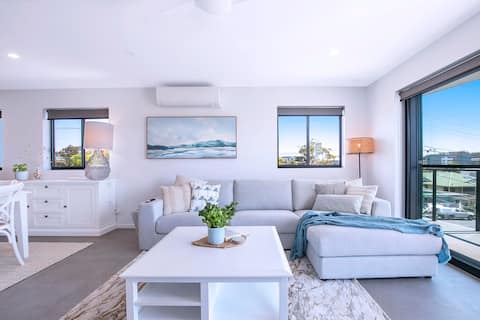 Premium 3 ensuite apartment in heart of  Redcliffe
