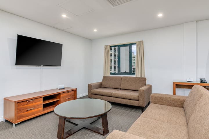 Massive 3 Bedroom Apartment gallery image 2