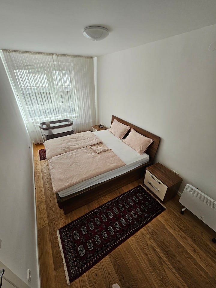 Спалня с двойно легло king size и бебешко креватче до леглото