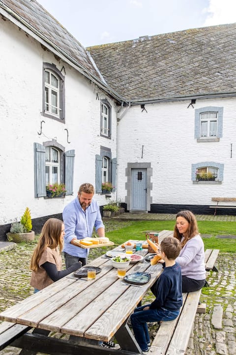 Manoir de Sterpigny, Château-Ferme Gîte La Tour [Sterpigny Manor, Castle-Farm Gîte La Tour]
