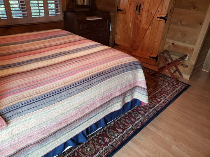 غرفة نوم تضم سرير كينج في الطابق الثاني.  خزانة وخزانة ملابس