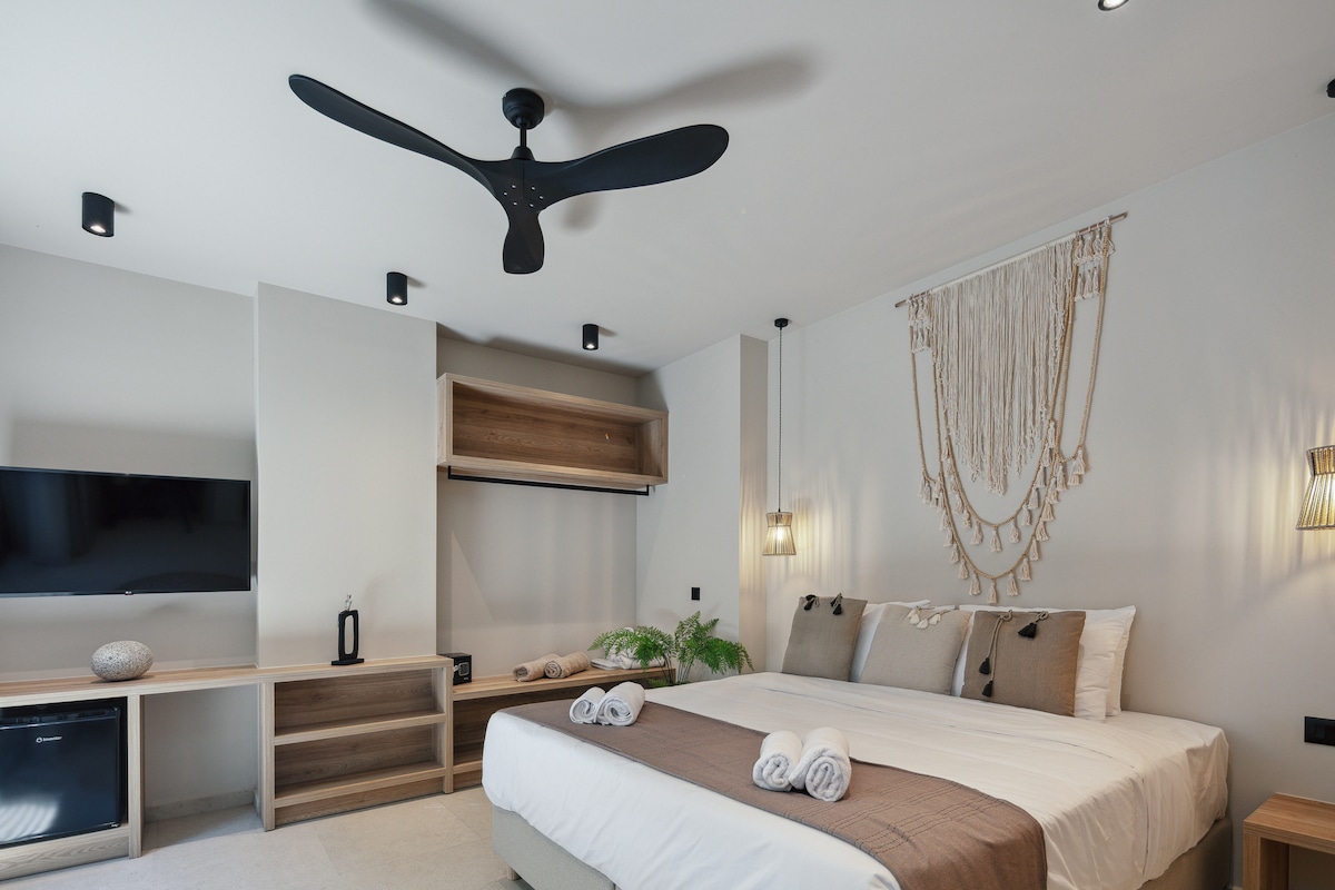 Спална соба со два двокреветни кревета кои може да се спојат на барање, која се наоѓа на долниот кат 