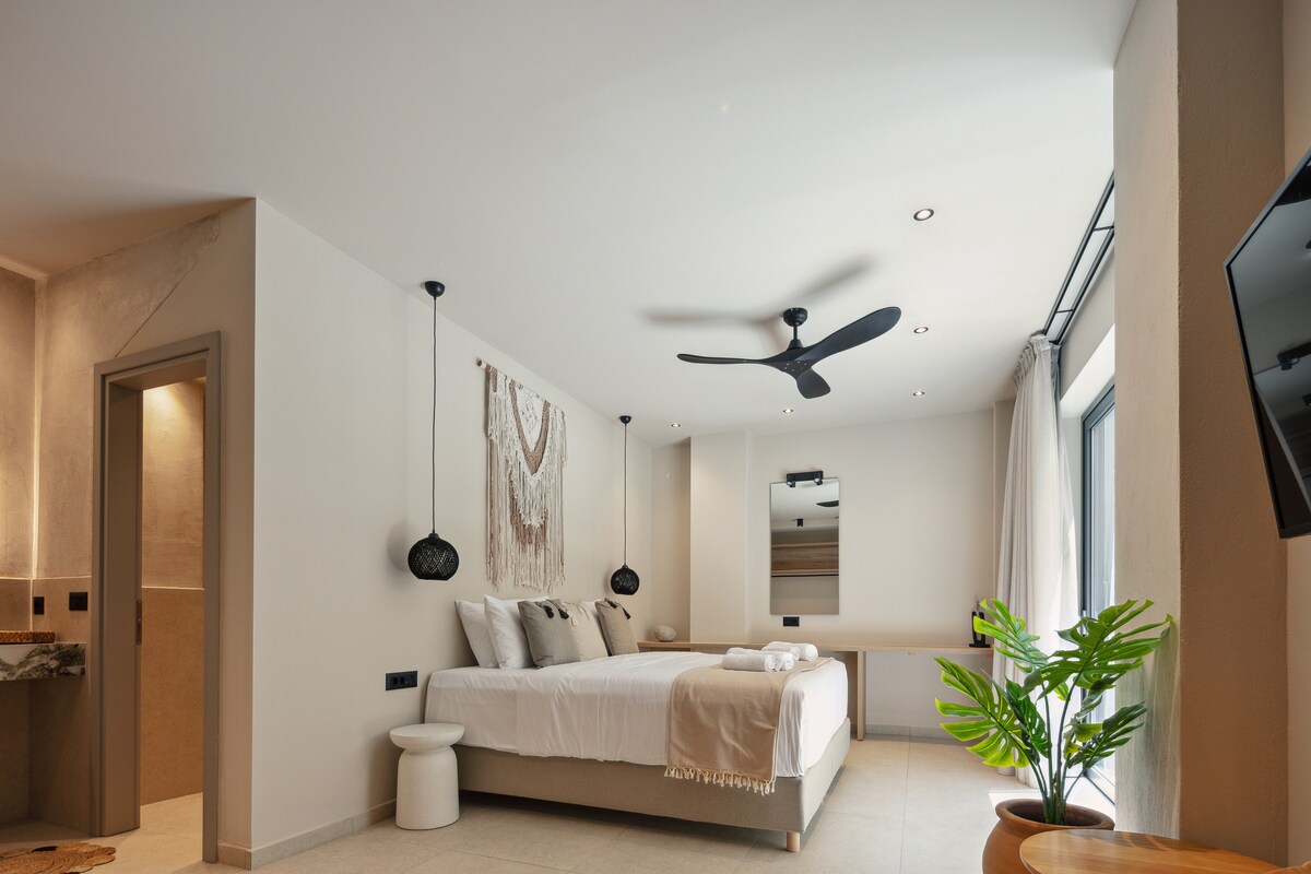 Спална соба со два двокреветни кревета кои може да се спојат на барање, која се наоѓа на долниот кат 