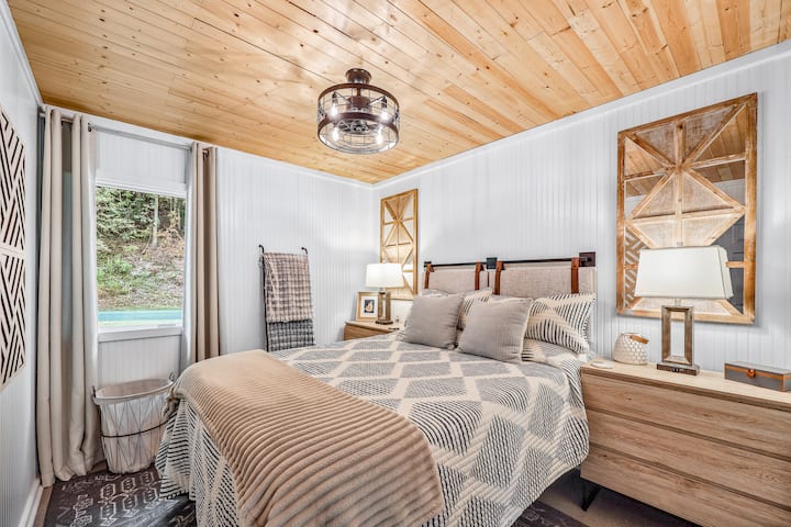 Woodland Retreat of West Cabin's second floor is a cozy room featuring a Forest view and queen bed- this room sleeps 2!