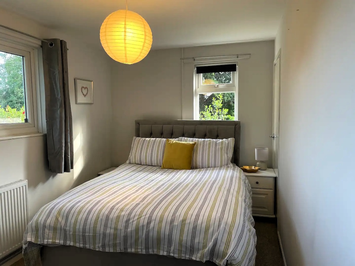 El dormitorio king se encuentra en la planta baja. Perfecto para cualquier persona que tenga problemas con las escaleras. 