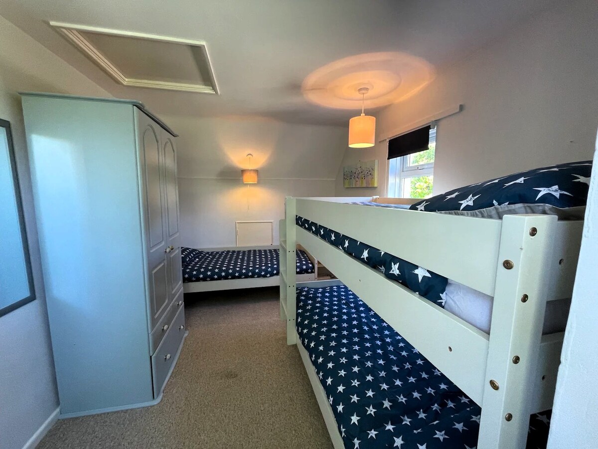 La habitación de los niños consta de una litera y una de una cama. Ideal para una familia más grande o para que se alojen amigos. 