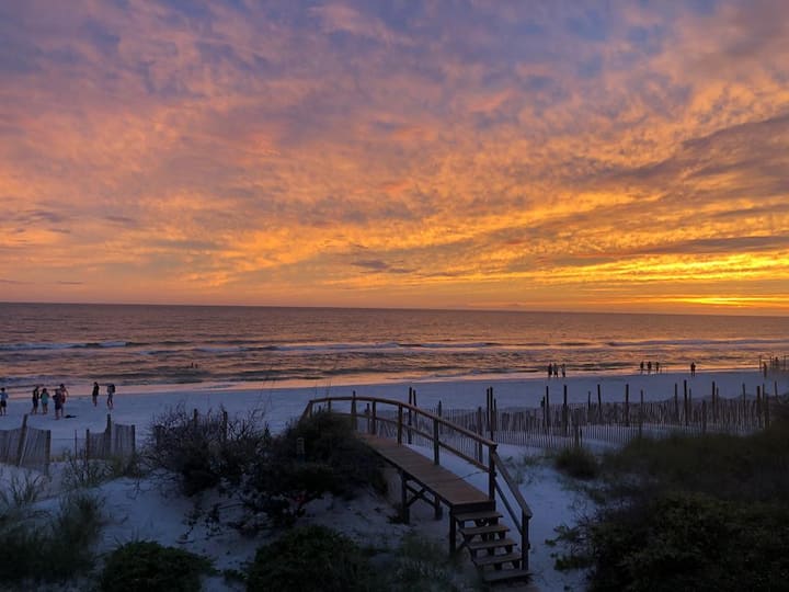 Beachfront & Immaculate: 2 Screened-In Decks