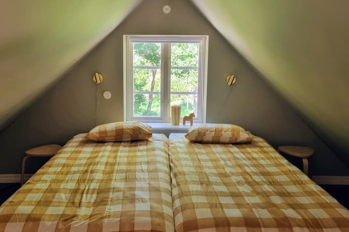 Podkrovie na spanie má dve samostatné postele, ktoré je možné hladko pripevniť k manželskej posteli.