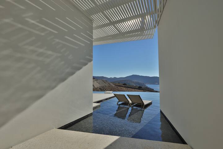 Stunning Villa – Sea and Sunset views (sleeps 8) gallery image 3