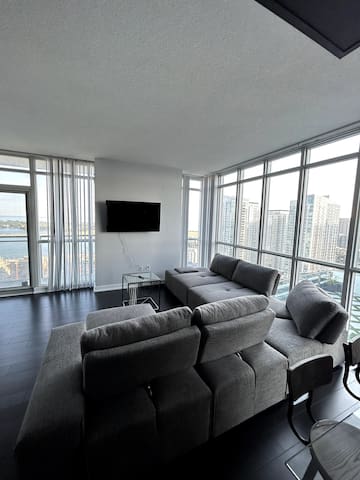 Elite 3 bedroom lake/park view. Sleeps 8