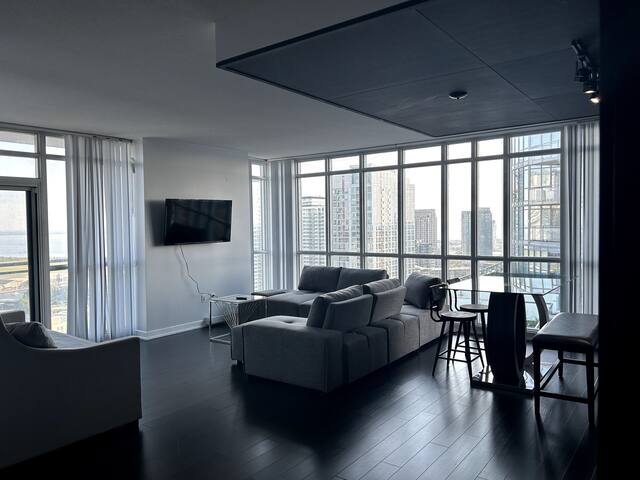 Elite 3 bedroom lake/park view. Sleeps 8 gallery image 2