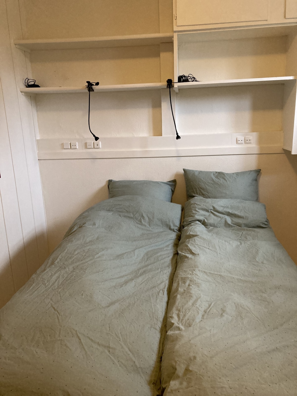 Dormitorio con cama doble (140x200)