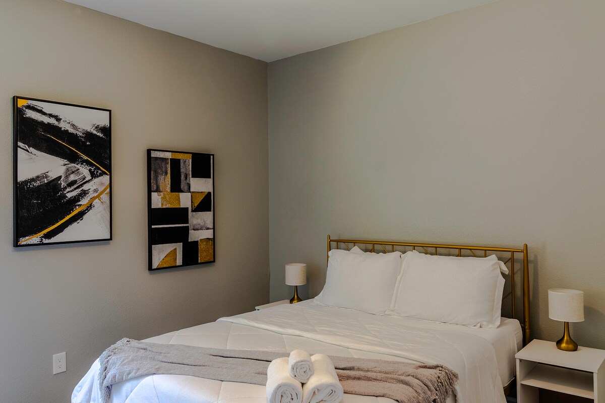 Спална соба со брачен кревет