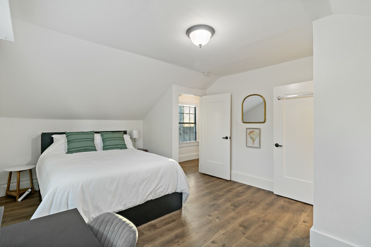 Dawati la kitanda la ukubwa wa malkia na mlango wa bafu kamili.