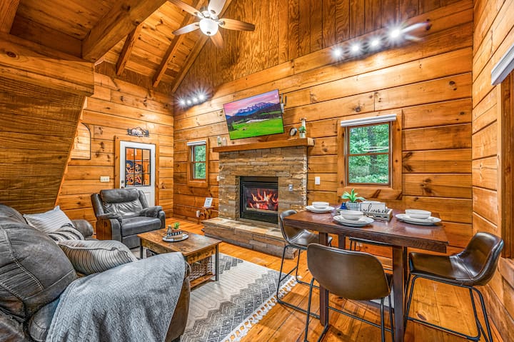 Cozy Cabin Near Gatlinburg! W/king Bed & Hot Tub! - Tennessee