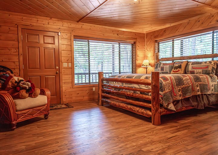 ห้องนอนชั้นหลัก (คิงไซส์) - ไม่มีห้องน้ำในตัว - ห้องน้ำชั้นหลัก 