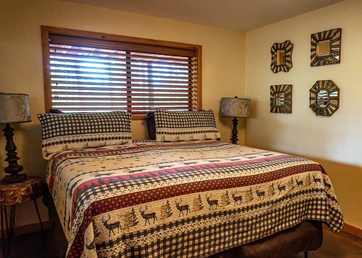 ห้องนอนชั้นล่าง (คิงไซส์) ห้องน้ำในตัว 