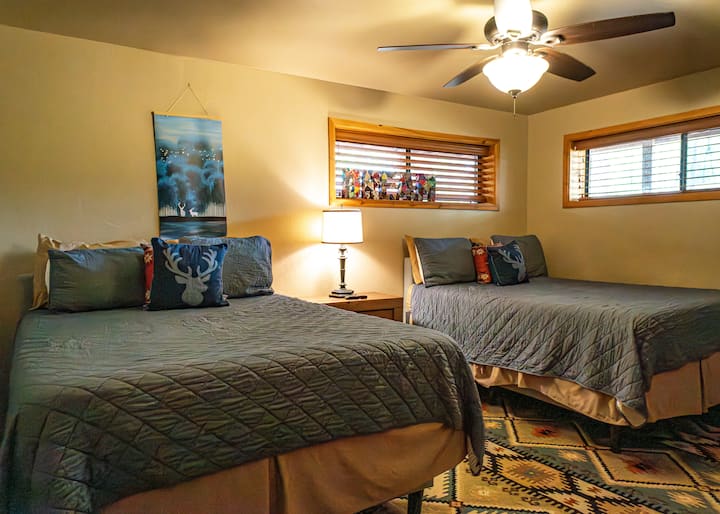 ห้องนอนชั้นล่าง (2 เตียงควีนไซส์) - ไม่มีห้องน้ำในตัว