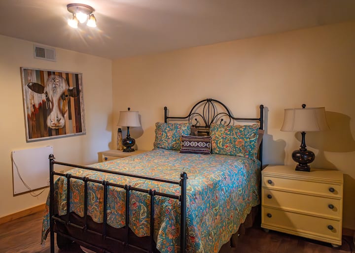 ห้องนอนชั้นล่าง (ควีนไซส์) - ไม่มีห้องน้ำในตัว