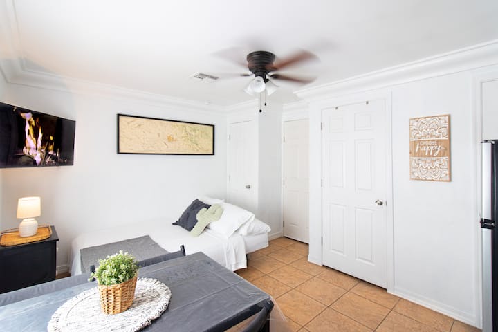 Დამატებითი საძილე სივრცე 6 ‑ მდე დასაძინებლად. Ჩვენი კომფორტული IKEA კაბინის დივანი გადადის სრულ საწოლში მხოლოდ ერთი დაწკაპუნებით!