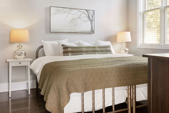 この2つ目の寝室は、快適なキングサイズのベッドを提供します