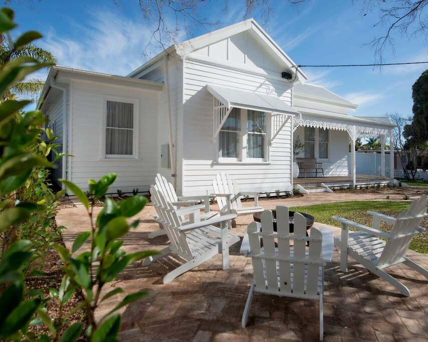 White House Swan Hill