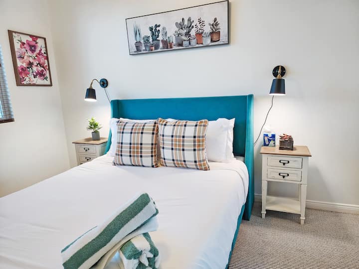 ห้องนอน 4 พร้อมเตียงควีนไซส์