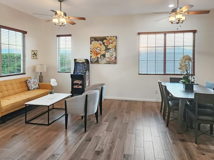 พื้นที่นั่งที่มีอาเขตกาลากาและฟูกซึ่งสามารถรองรับผู้ใหญ่ได้ 1 -2 คน